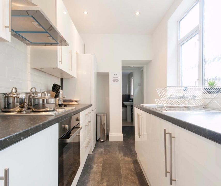 Centralized Private 4 Bedroom House At Hanley With Free Parking Etruria Eksteriør bilde